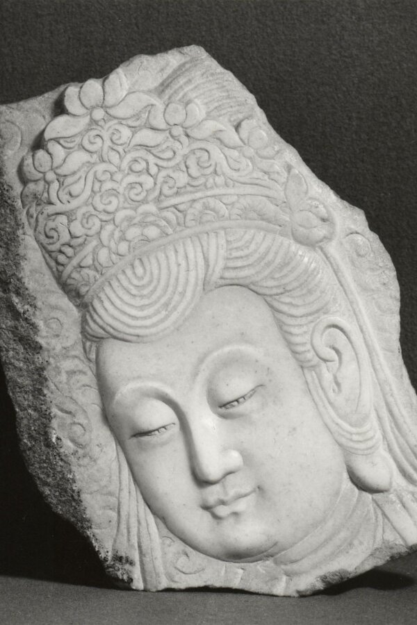 Reliéfní hlava bódhisattvy, š. 12, 5 cm, foto: Blanka Lamrová